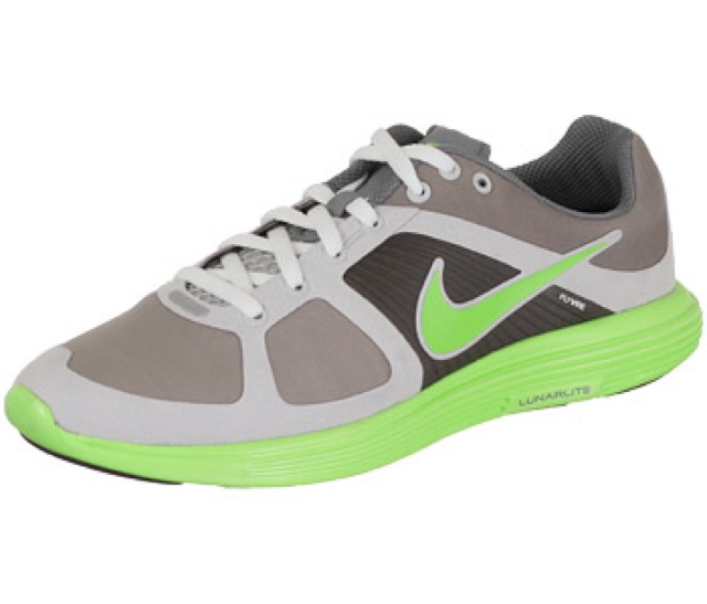 N'importe quelles chaussures mais très légères et avec du vert fluo. On préfère les Nike.